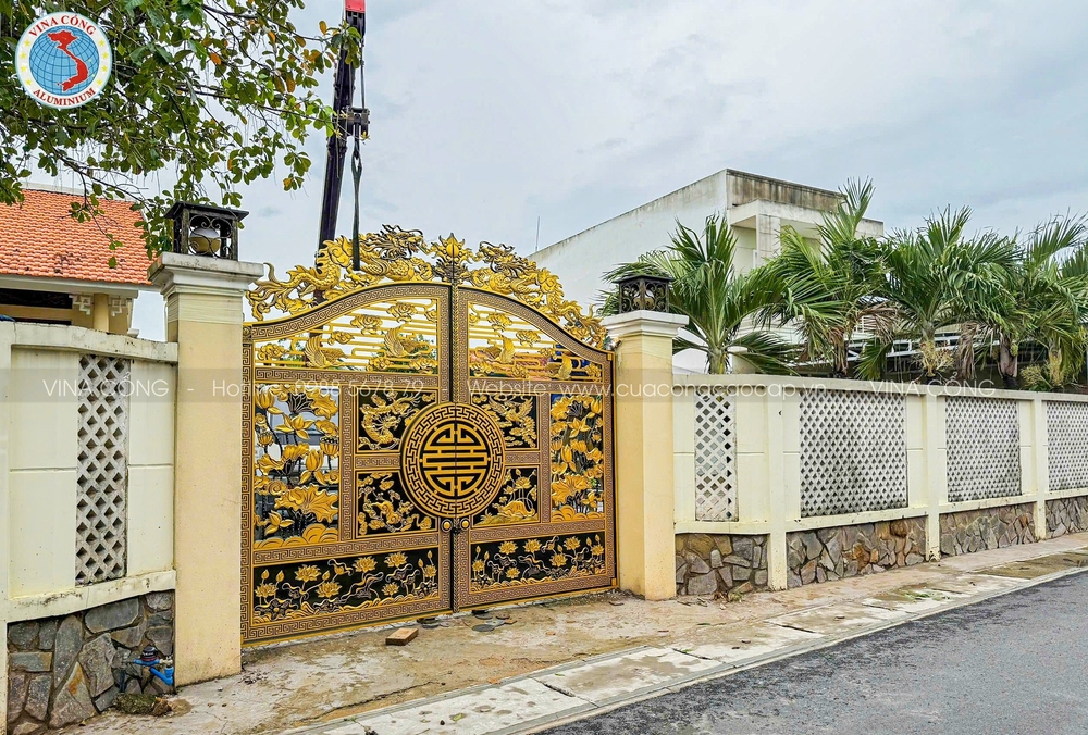 Cổng nhôm đúc biệt thự mẫu Hoa Sen