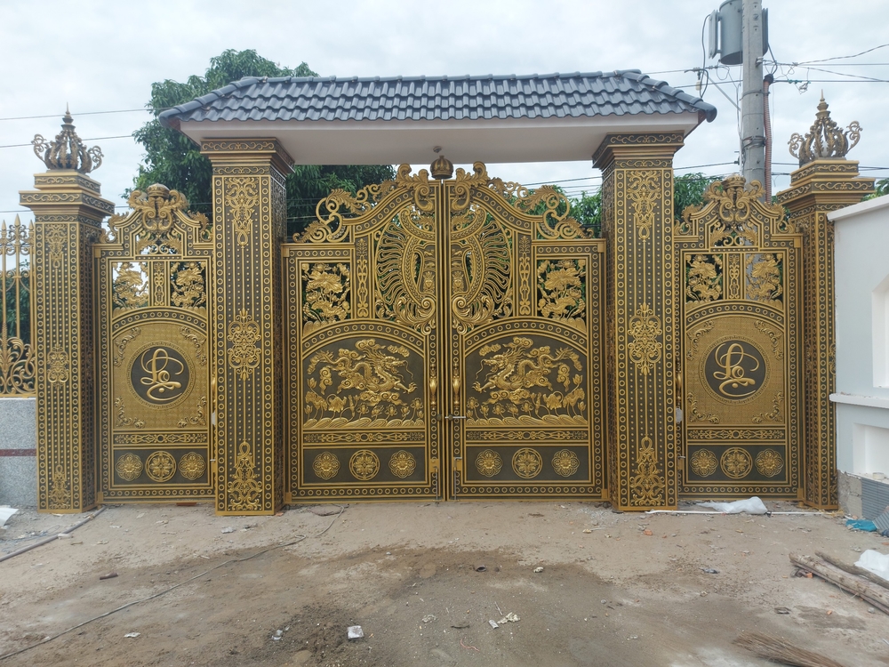 Mẫu cổng nhôm đúc đẹp tại Bình Phước 03