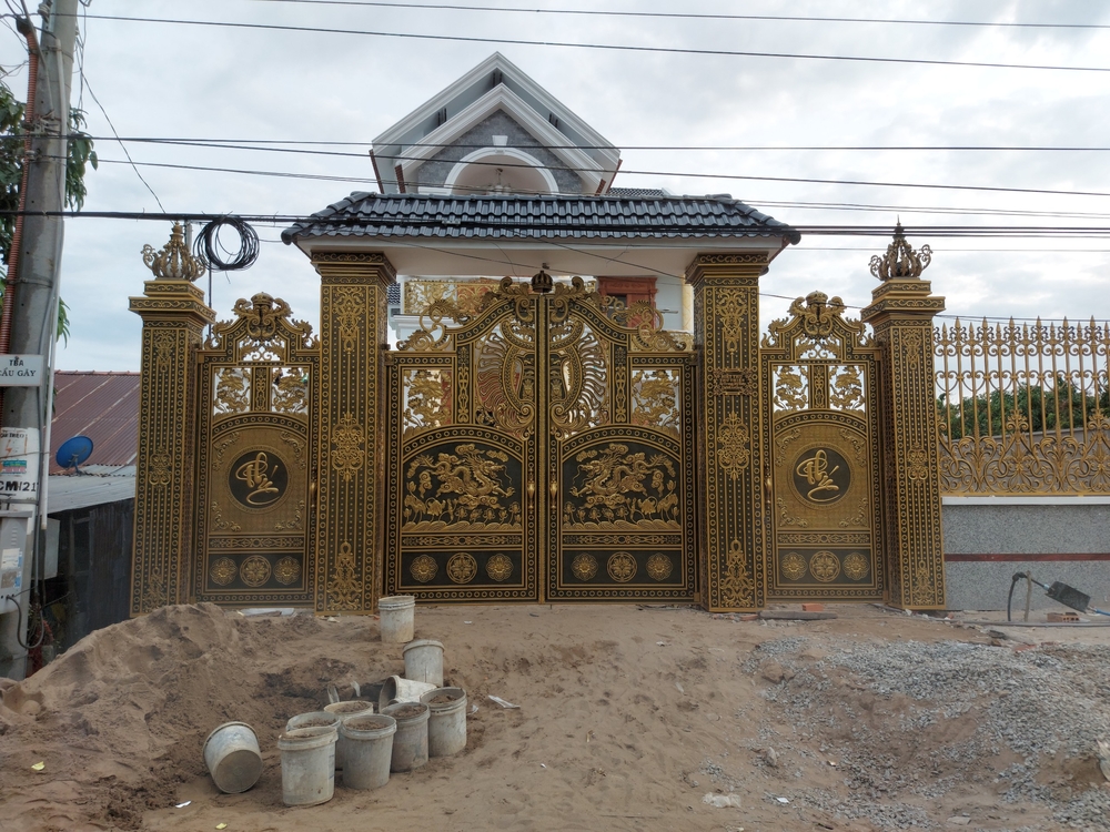 Mẫu cổng nhôm đúc đẹp tại Bình Phước 04