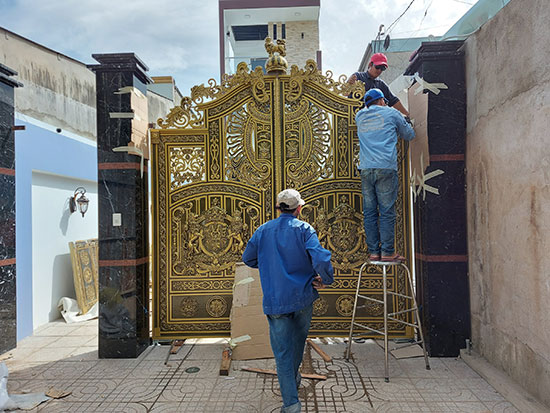 Mẫu cổng nhôm đúc đẹp tại Bình Phước 01