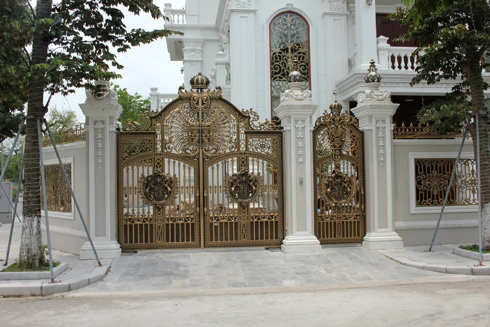Vì sao cổng nhôm đúc được ưa chuộng sử dụng cho biệt thự