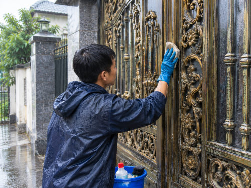 Tại Sao Cổng Nhôm Đúc Lại Bị Ố, Mốc Vào Mùa Mưa?